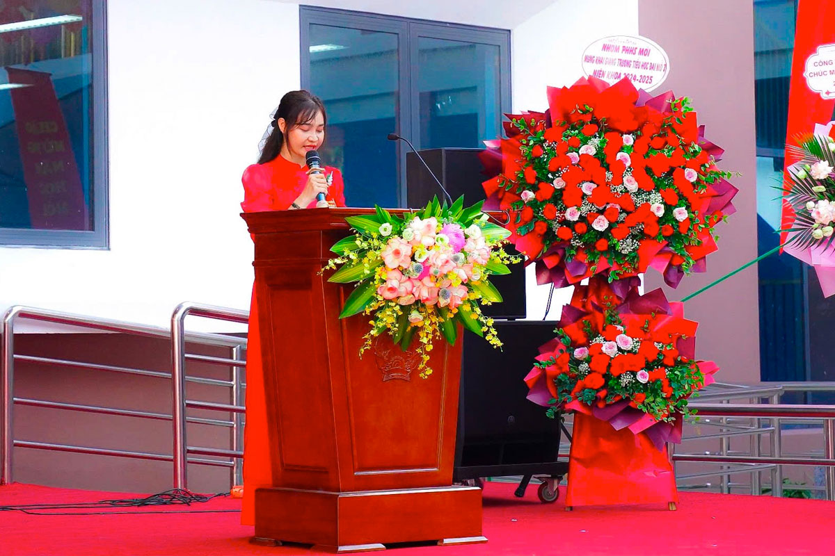 Cô Hiệu phó Lưu Hồng Anh đọc thư của Chủ tịch nước gửi các thầy cô và học sinh