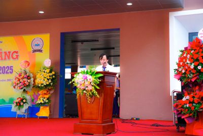 Thầy Hiệu trưởng Nguyễn Khắc Hợp phát biểu trong Lễ khai giảng