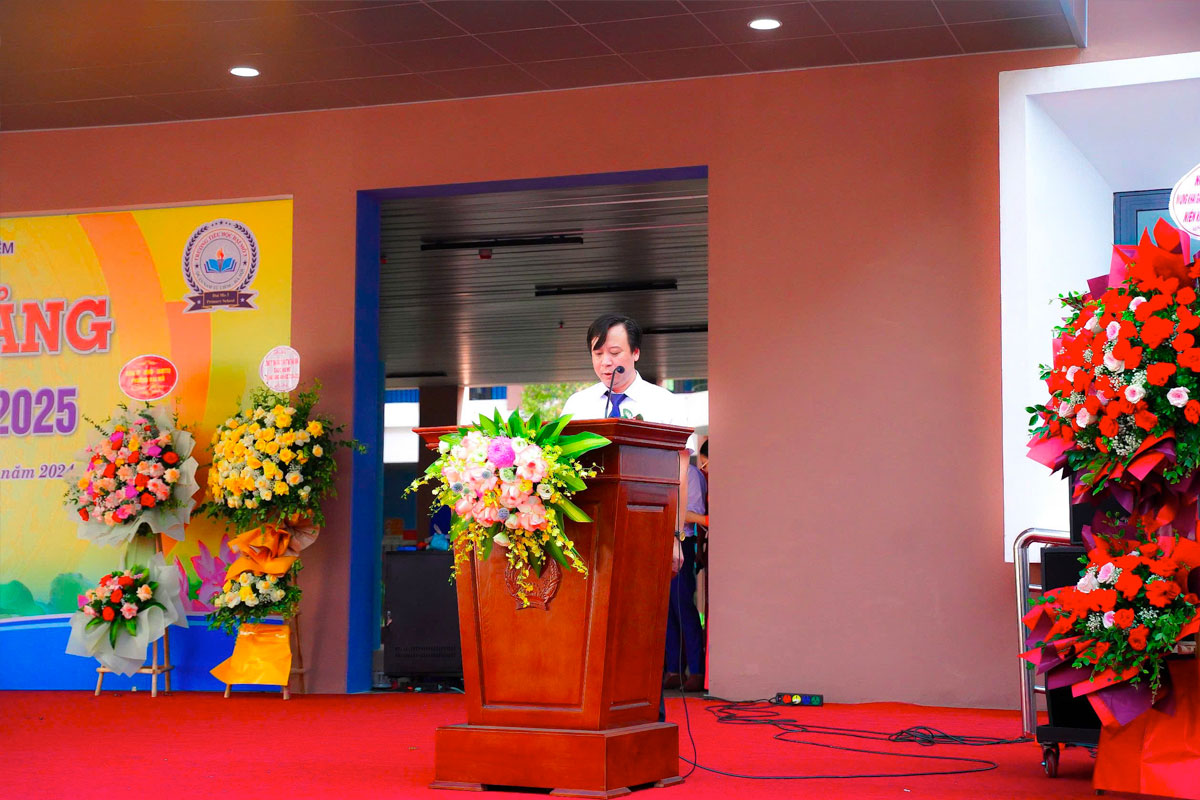 Thầy Hiệu trưởng Nguyễn Khắc Hợp phát biểu trong Lễ khai giảng